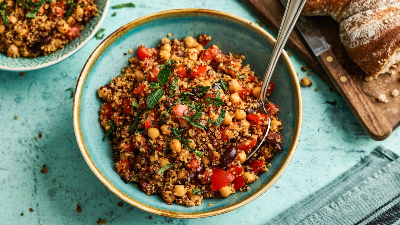 Quinoa-Salat mit Kichererbsen – glutenfrei