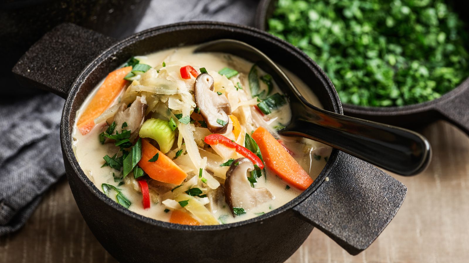Weisskohlsuppe mit Gemüse und Shitake-Pilzen – vegan