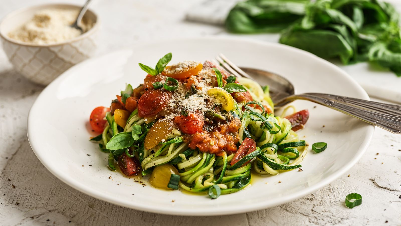 Zucchini-Spaghetti mit Tomatensauce – vegan