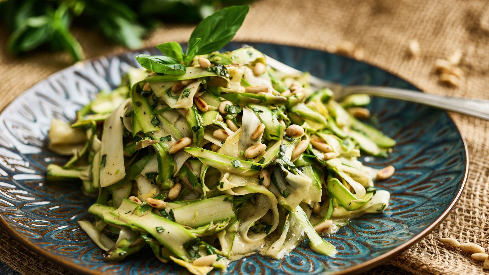 Roher Spargel-Salat mit Pinienkernen und Basilikum
