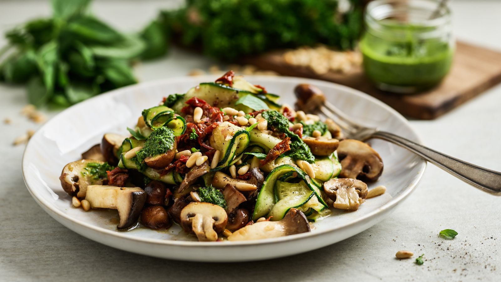 Zucchinisalat mit Pilzen und Kräuterdressing – vegan
