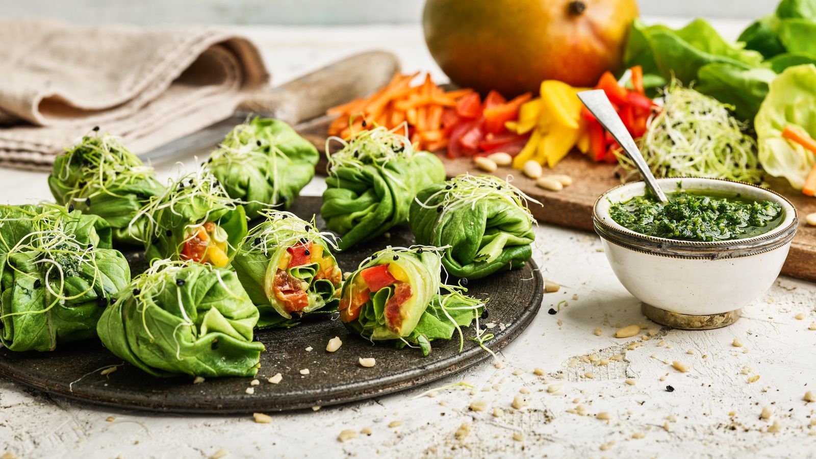 Rohkost-Wraps mit Salat und Kräuter-Pesto