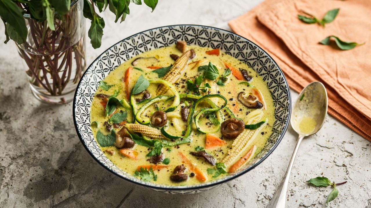 Grünes Thai-Curry: Mit Zucchini-Spaghetti