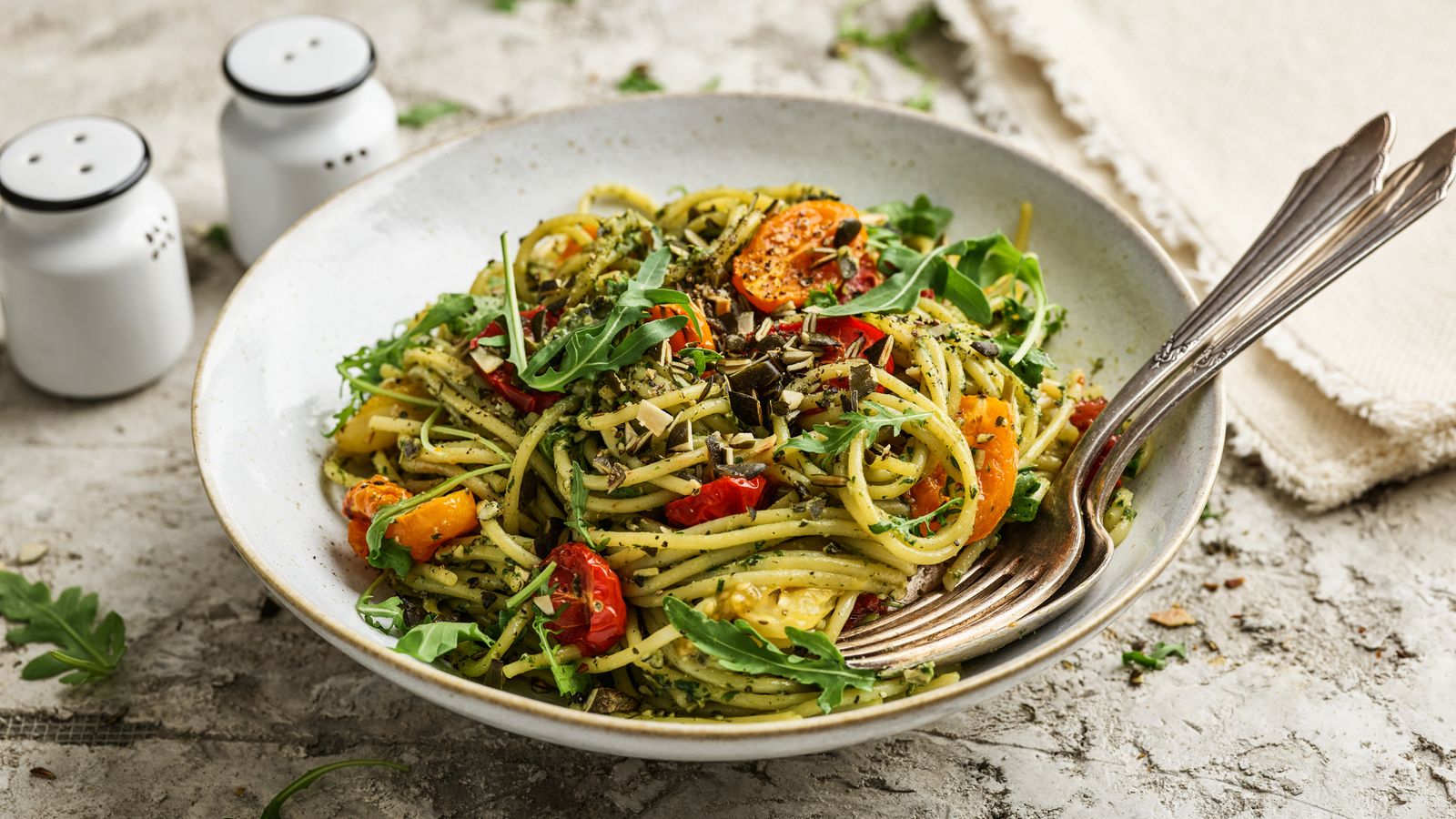 Pesto aus Rucola an Mais-Spaghetti – ölfrei und glutenfrei