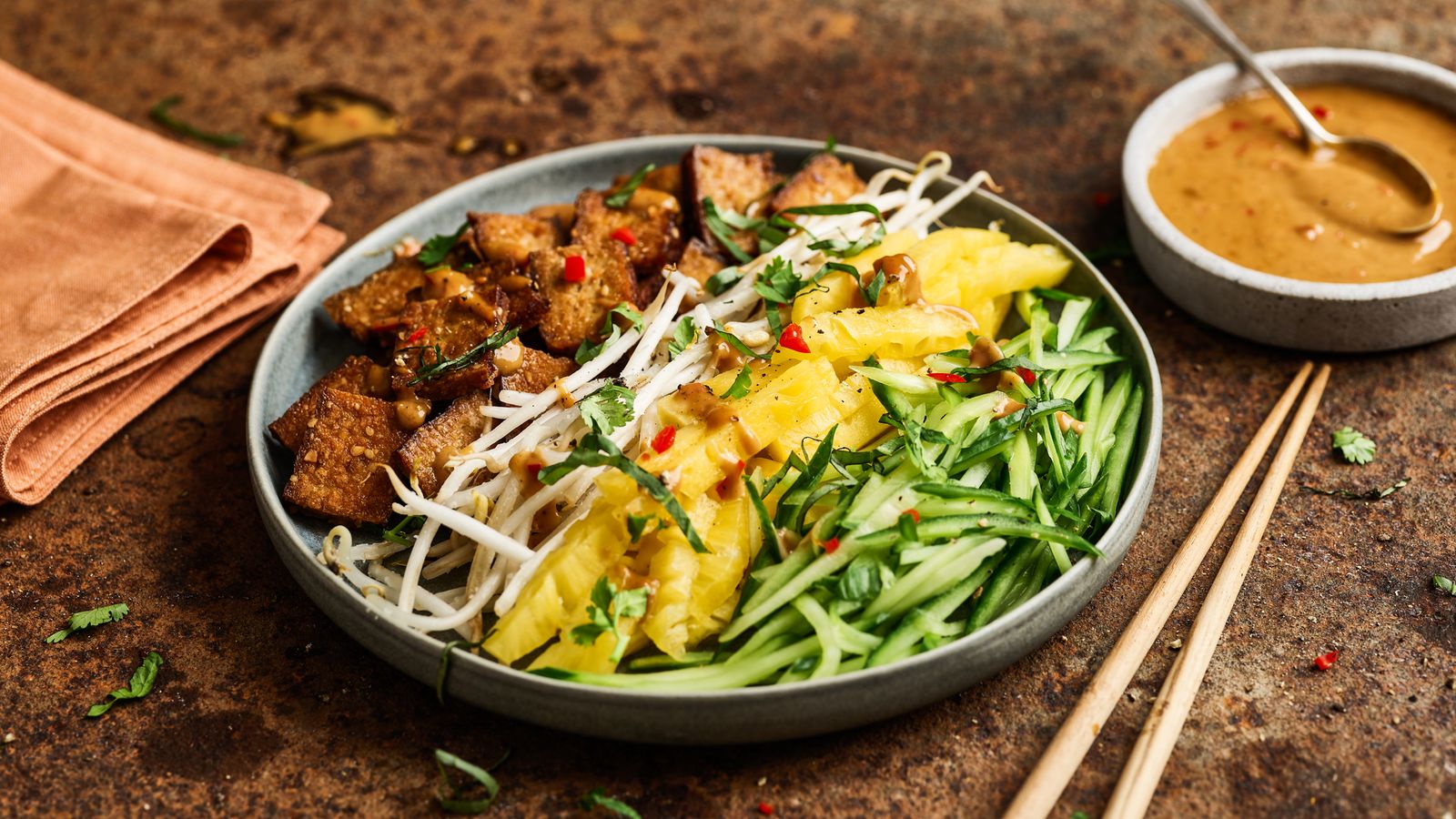 Knuspriger Tofu an knackigem Salat mit Erdnusssauce
