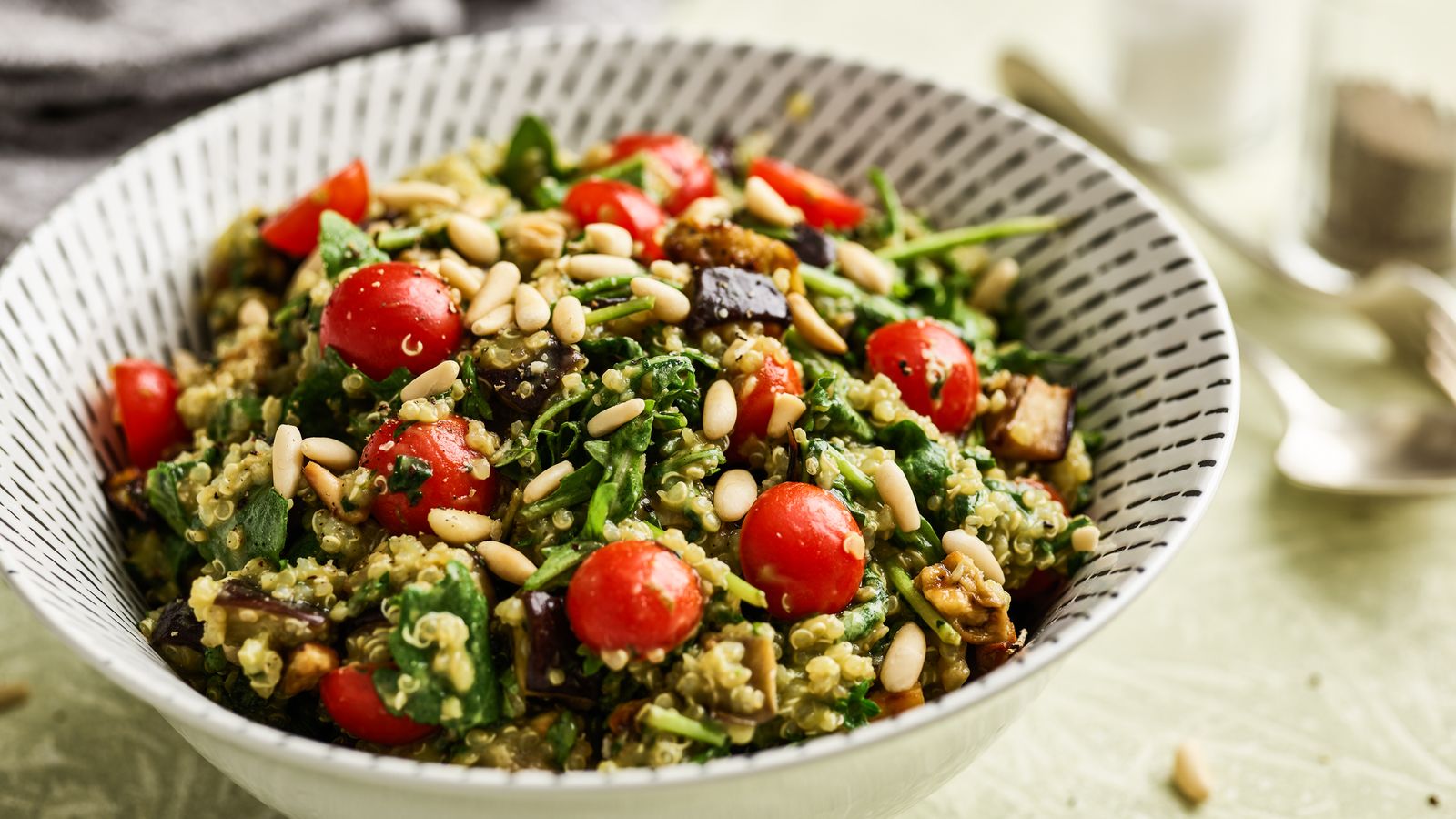 Quinoa-Salat mit Avocadodressing – vegan