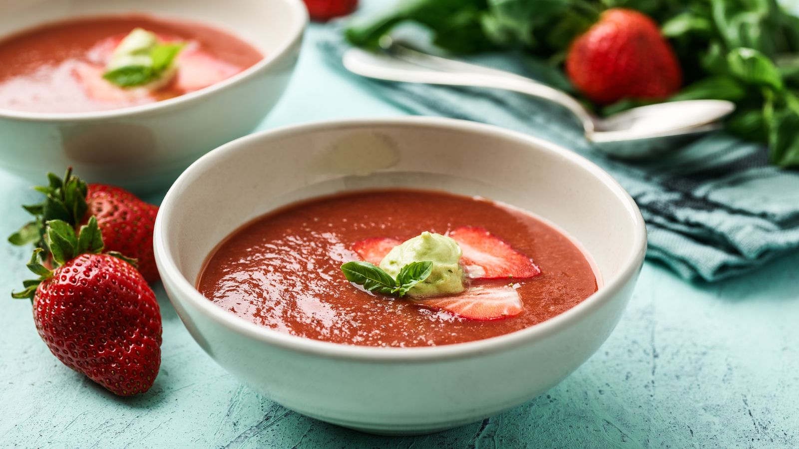 Suppe aus Erdbeeren mit einem feinem Basilikum-Schaum