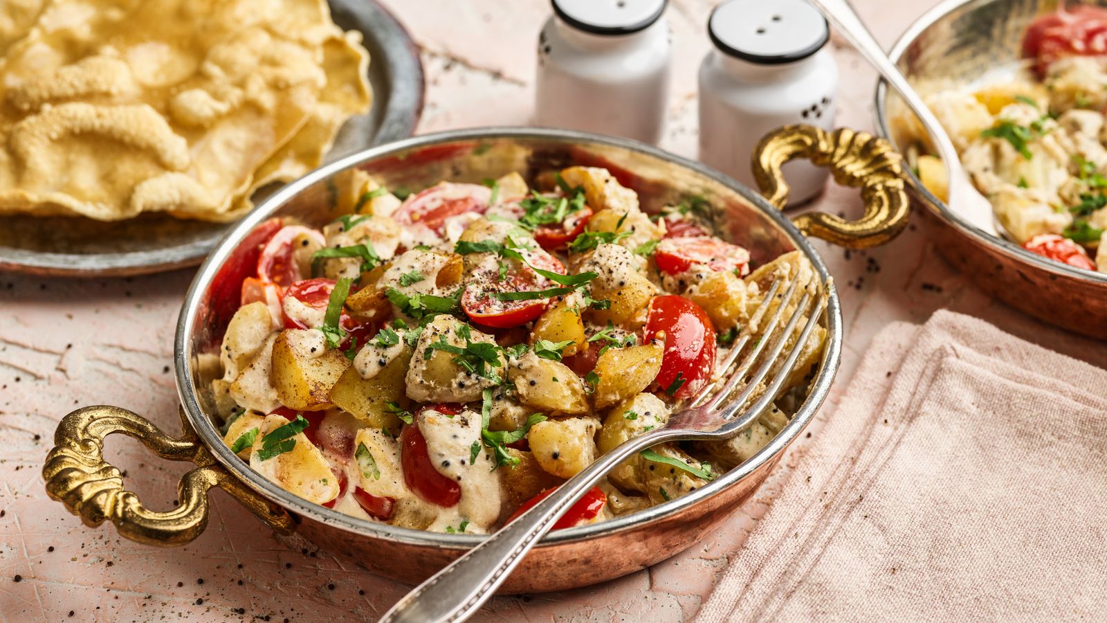 Indische Raita mit Kartoffeln und Tomaten