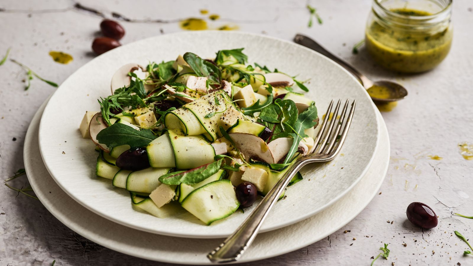 Zucchini-Salat mit veganem Feta und Oliven